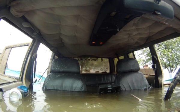 Jeep Cherokee Wskakuje Do Basenu