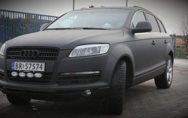 Audi Q7 W Czarnym Macie