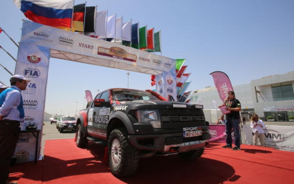 Raptor Załogi R Six Team Pływał Na Katarskiej Pustyni