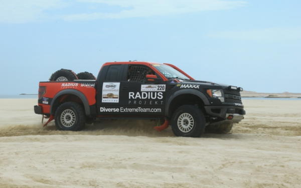 Raptor Kontra Pustynny Gad